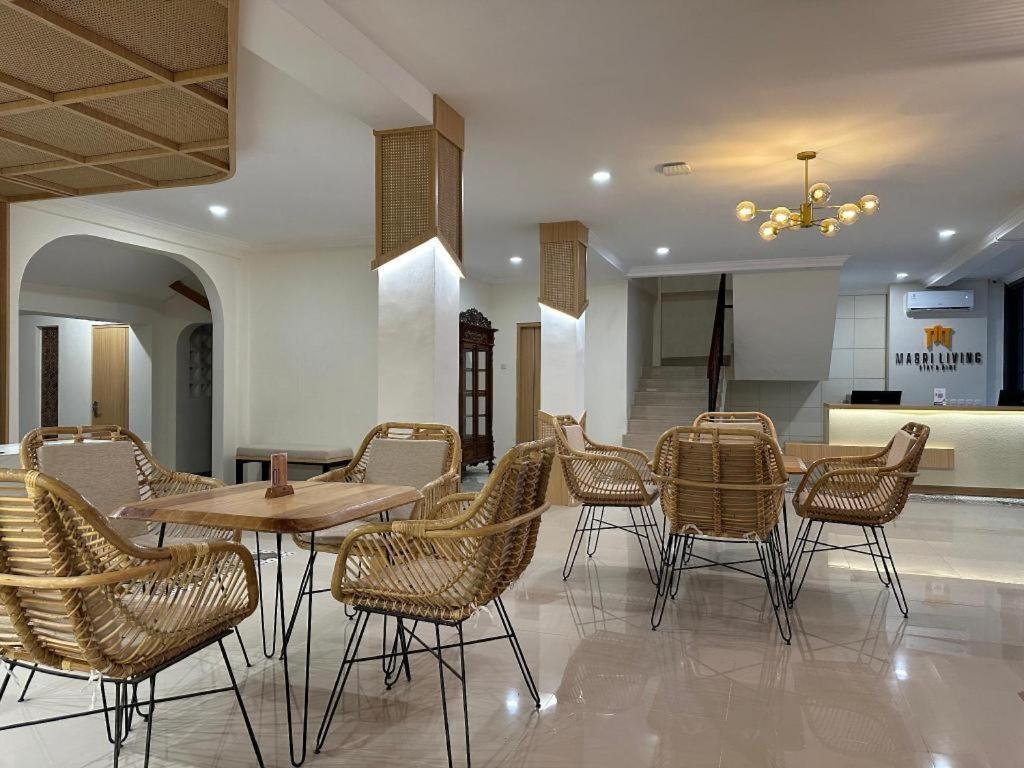 Masri Living By Daphna International 호텔 요그야카르타 외부 사진